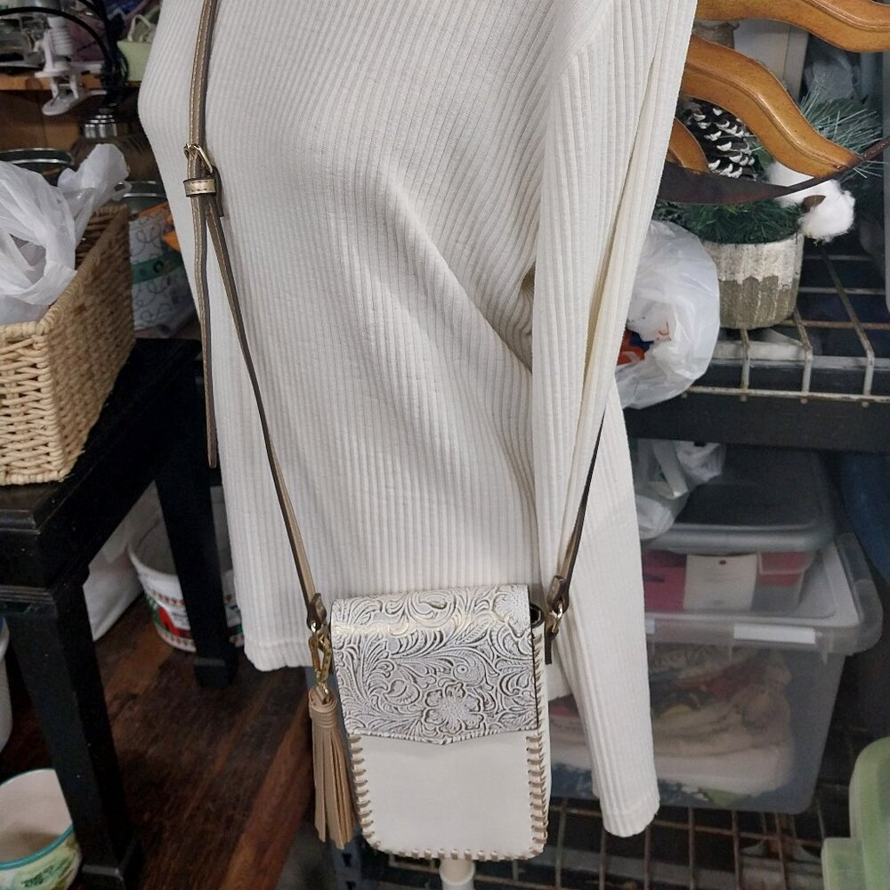 3106 Small Cato Crossbody Purse Bag in Gold and Cream. - Picture 10 of 12